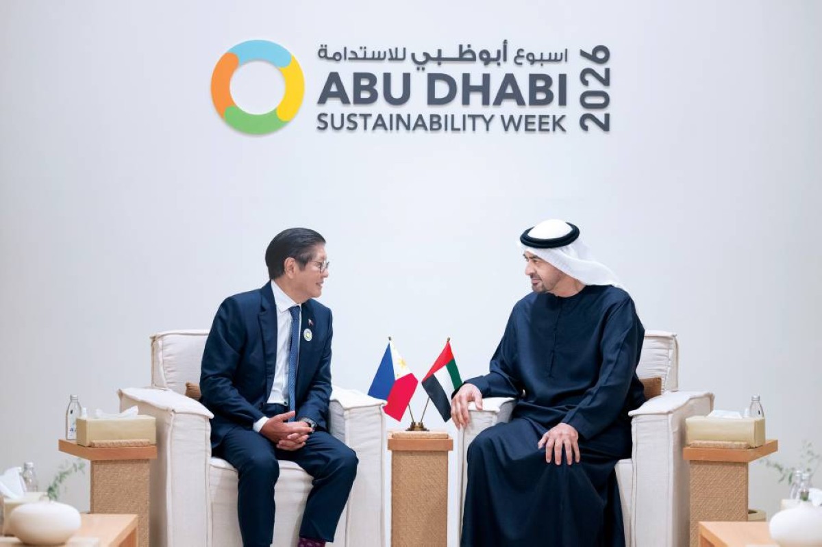 محمد بن زايد متحدثاً إلى فيرديناند ماركوس 