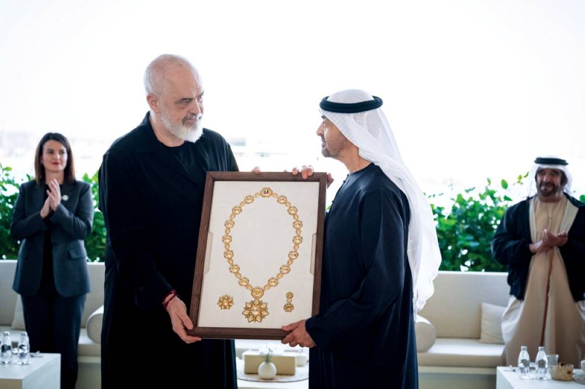 رئيس الدولة خلال تسليم رئيس وزراء ألبانيا الوسام بحضور سيف بن محمد