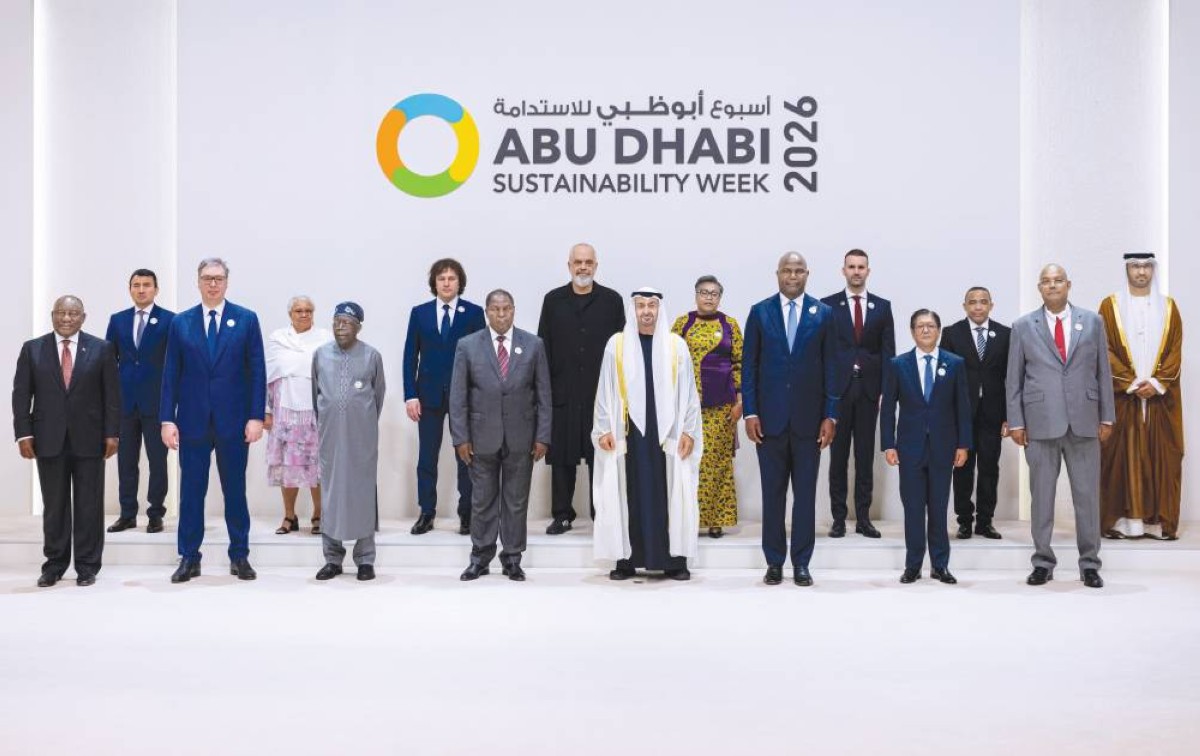 محمد بن زايد متوسطاً قادة الدول ورؤساء حكوماتها وممثليها المشاركين في أسبوع أبوظبي للاستدامة بحضور سلطان الجابر 