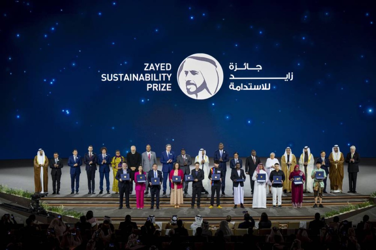 محمد بن زايد خلال تكريم الفائزين بجائزة زايد للاستدامة بحضور خالد وذياب بن محمد وسلطان الجابر وناصر بن حمد ورؤساء الدول والحكومات المشاركين 