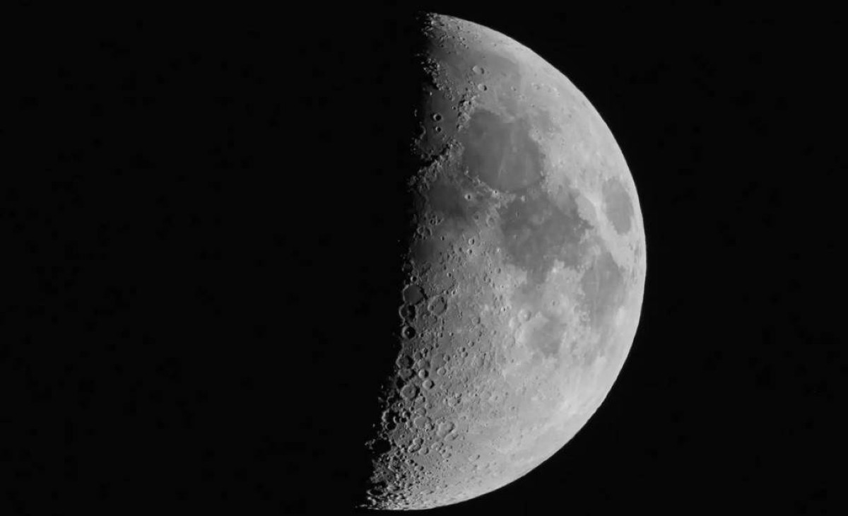 حل لغز حيّر العلماء 60 عاماً.. لماذا يبدو القمر بوجهين؟