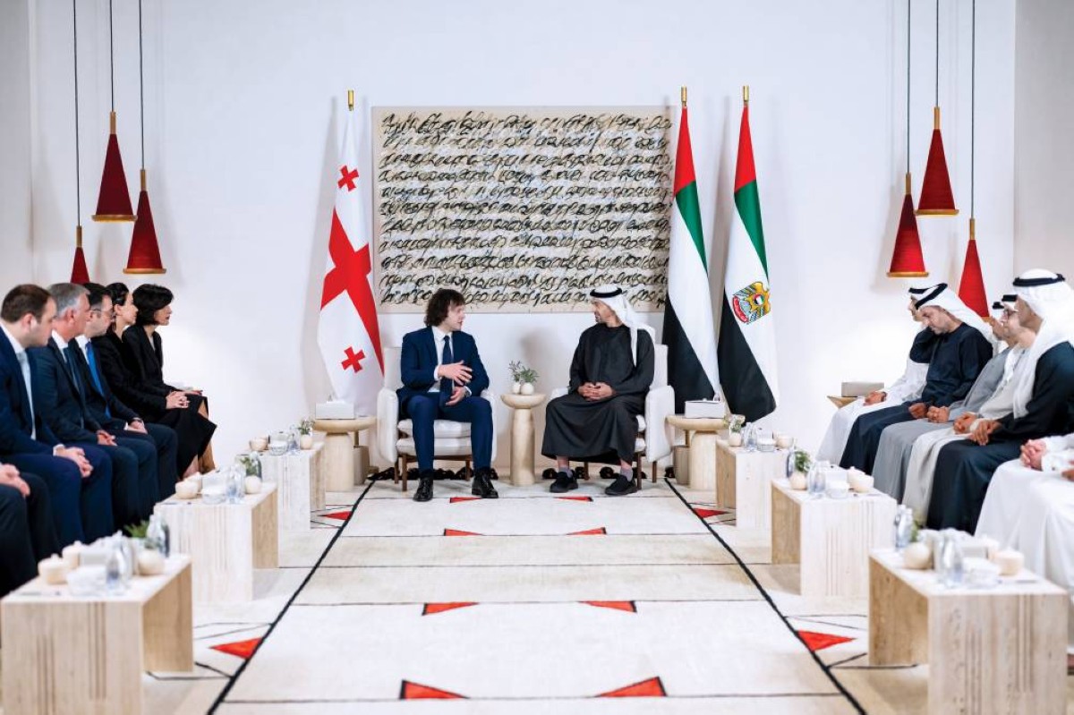 رئيس الدولة خلال لقائه رئيس وزراء جورجيا بحضور حمدان بن محمد بن زايد ومحمد بن حمد بن طحنون وسهيل المزروعي وأحمد المزروعي