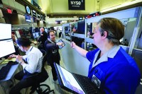 الأسواق العالمية تتأرجح بين الارتفاعات القياسية والضغوط الجيوسياسية