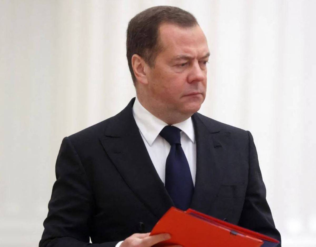 ميدفيديف: أوروبا ستتنازل عن غرينلاند لأمريكا