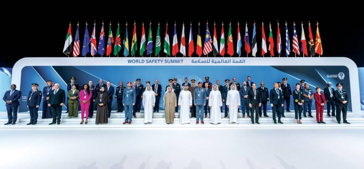 منصور بن محمد متوسطاً المشاركين في القمة العالمية للسلامة 2025 بحضور ضاحي خلفان ومحمد المري وراشد المطروشي وتميم المهيري وعيسى كاظم