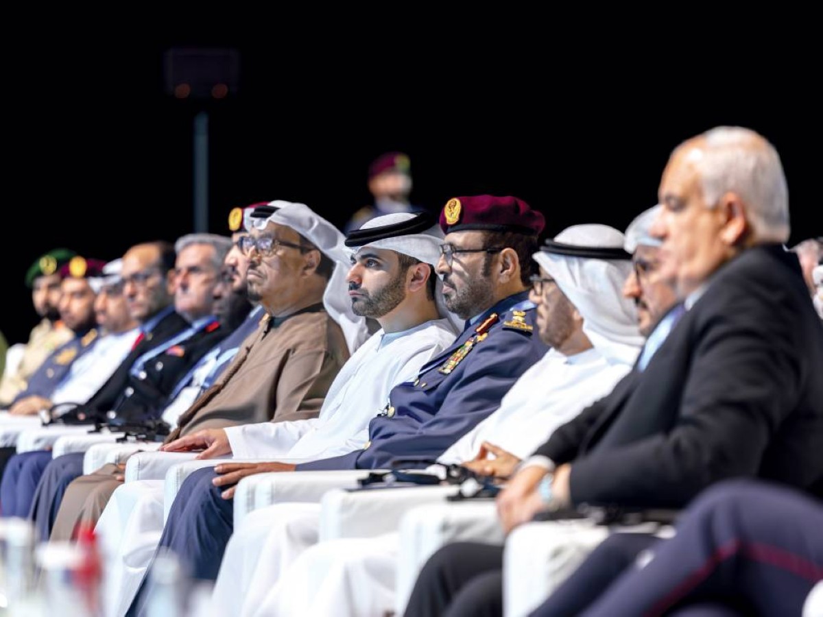 منصور بن محمد خلال حضوره جانباً من فعاليات القمة بحضور ضاحي خلفان ومحمد المري وراشد المطروشي وتميم المهيري