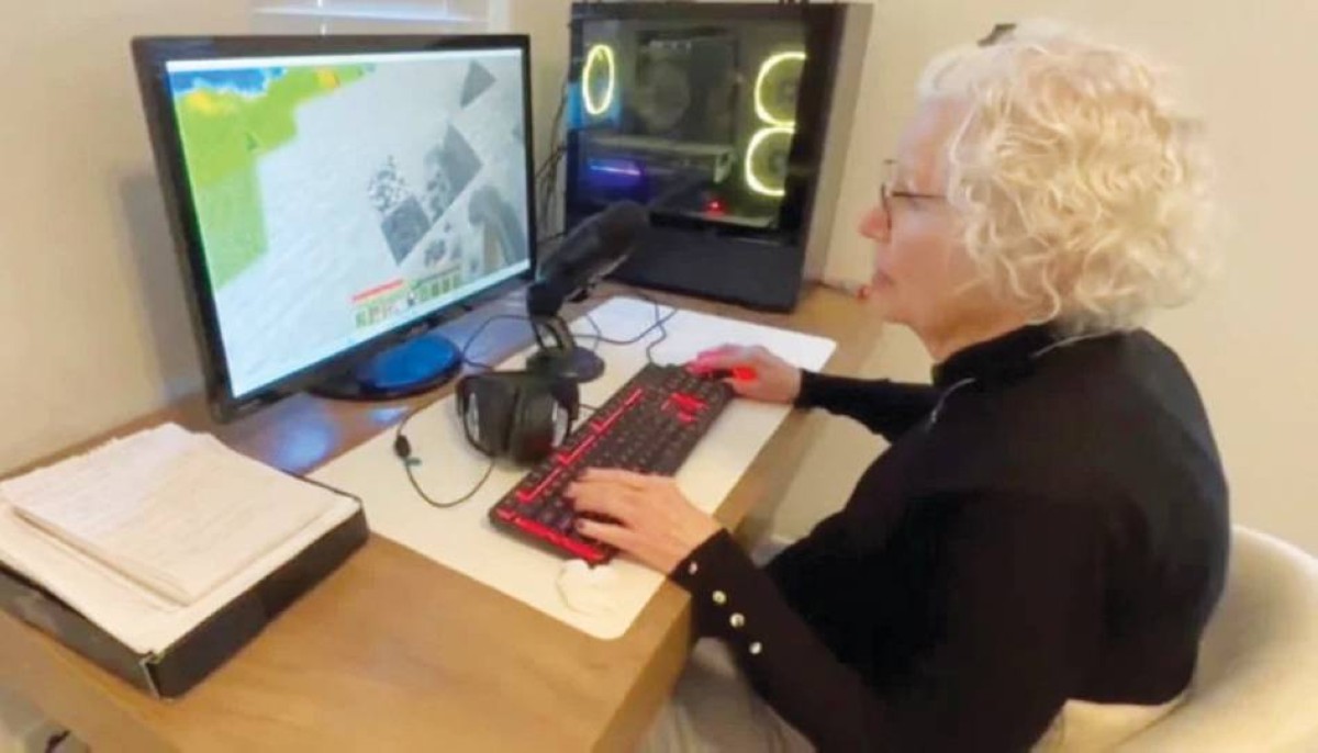 ثمانينية تلعب «ماينكرافت» لإنقاذ حفيدها من السرطان