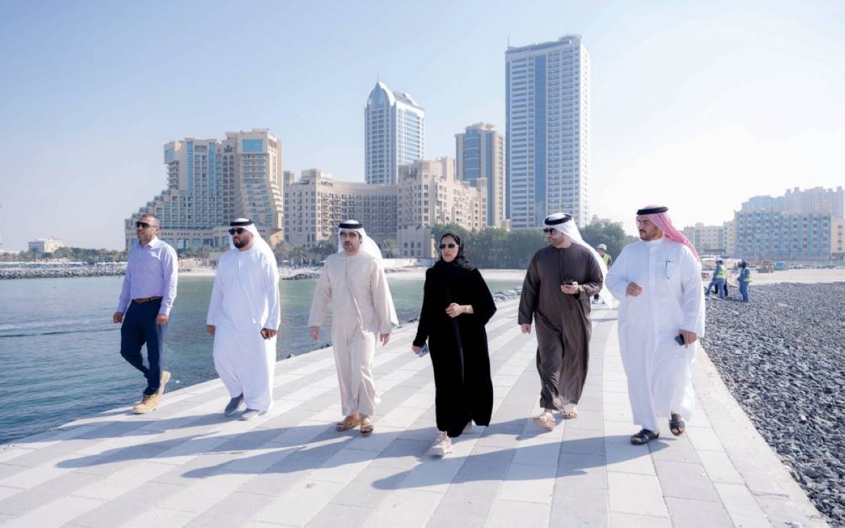 عبدالرحمن النعيمي والمسؤولون خلال تفقد مراحل إنجاز المشروع