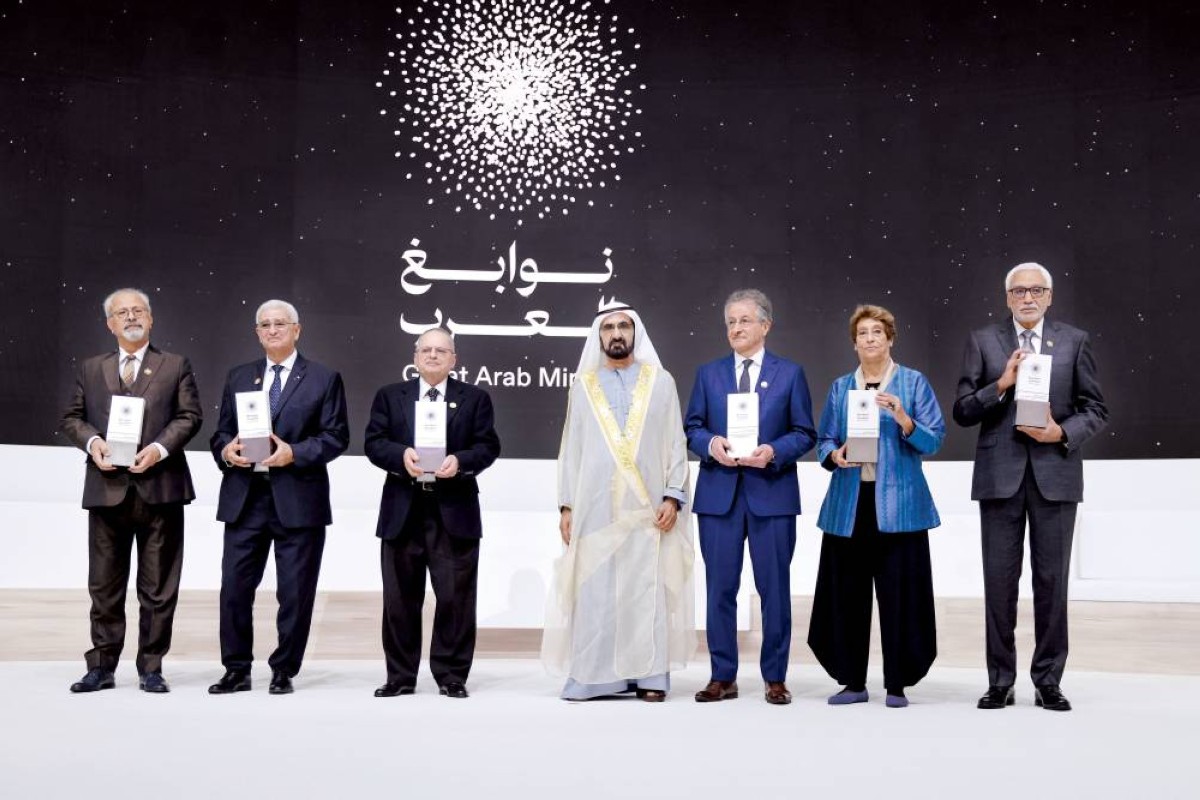 محمد بن راشد خلال تكريم عباس الجمل ونبيل صيدح وبادي هاني وماجد شرقي وسعاد العامري وشربل داغر | 