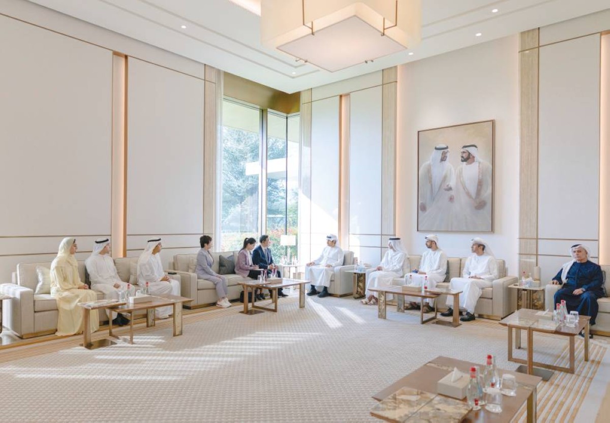 مكتوم بن محمد خلال لقائه وانغ تشوانفو بحضور محمد الحسيني وعمر العلماء وعبدالله البسطي ومطر الطاير وعمر الفطيم  