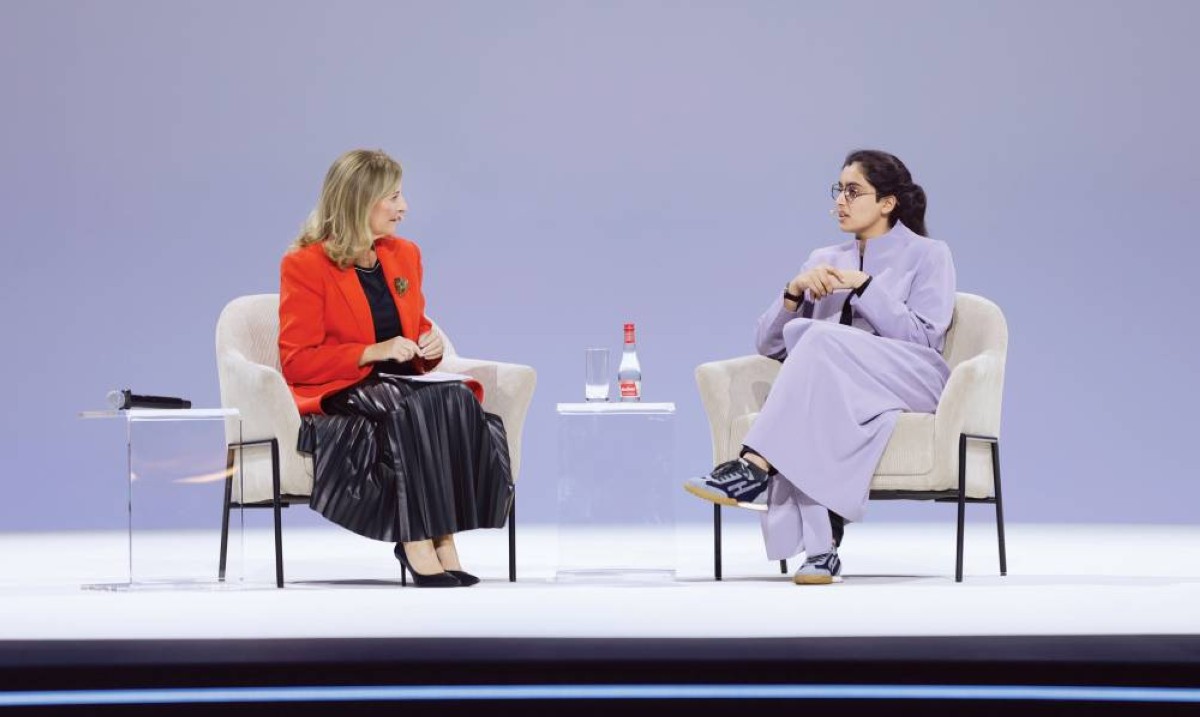 أميرة سجواني وسارة كوكر خلال الجلسة