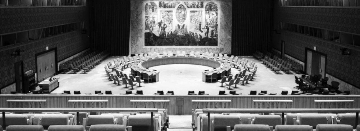 1946 - انعقاد أول جلسة لمجلس الأمن الدولي.