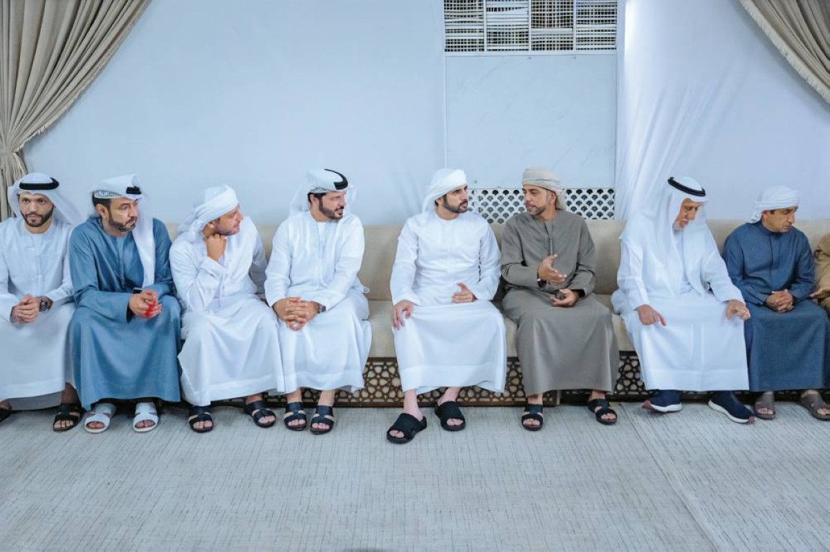 حمدان بن محمد خلال تقديمه واجب العزاء بحضور سعيد آل مكتوم 