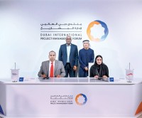 مطر الطاير يشهد توقيع موزة المري وهاني الشاذلي الاتفاقية