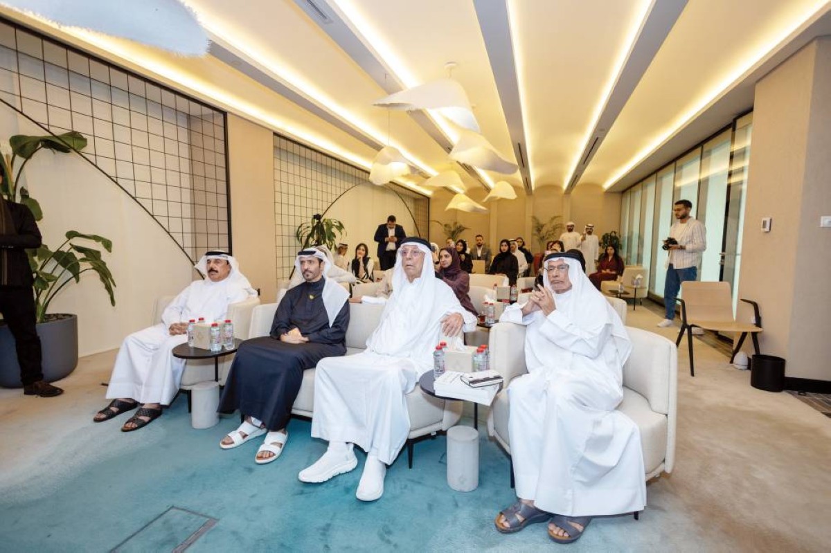 عبد الغفار حسين وعبد الخالق عبد الله وعلي الهاملي وجانب من حضور المؤتمر الصحفي