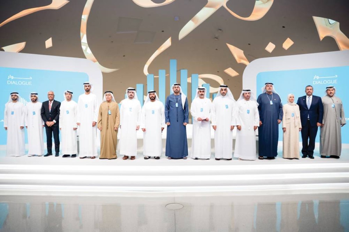 محمد القرقاوي وعمر العلماء وعهود الرومي ومطر الطاير وسعيد الطاير ومروان بن غليطة ومحمد لوتاه وشركاء القمة خلال الحوار 