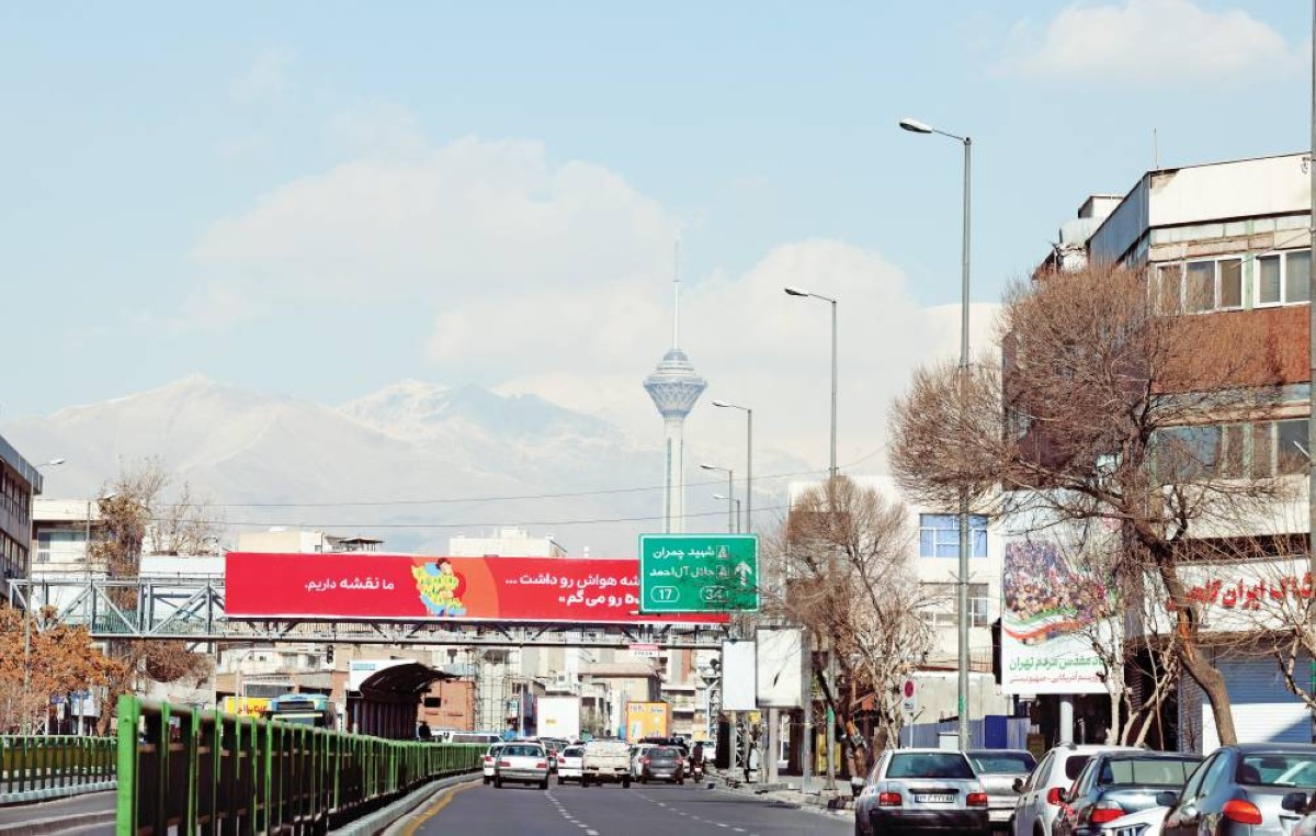 لقطة من أحد أحياء العاصمة الإيرانية طهران بالقرب من برج الاتصالات