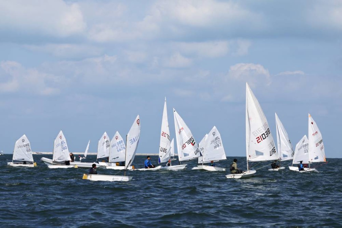 انطلاقة متميزة بمشاركة 100 رياضي ورياضية في «يوم دبي البحري»