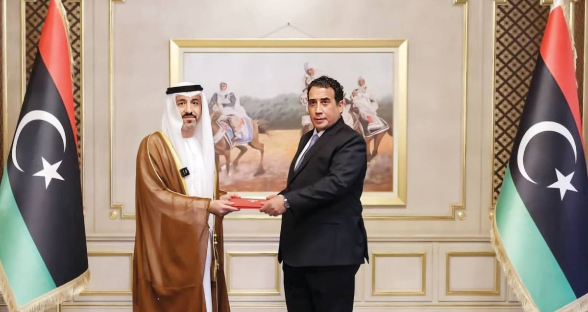 علي المزروعي خلال تقديم أوراق اعتماده إلى محمد المنفي