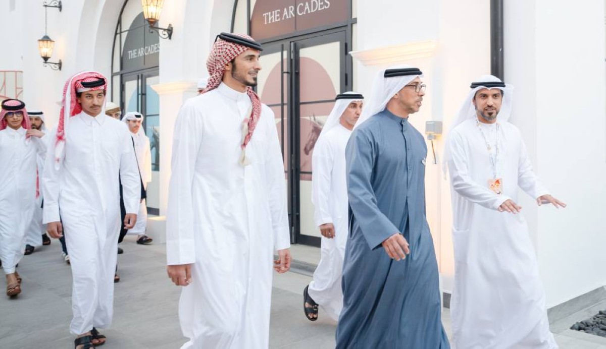 منصور بن زايد وجاسم بن حمد خلال حضور المنافسات 