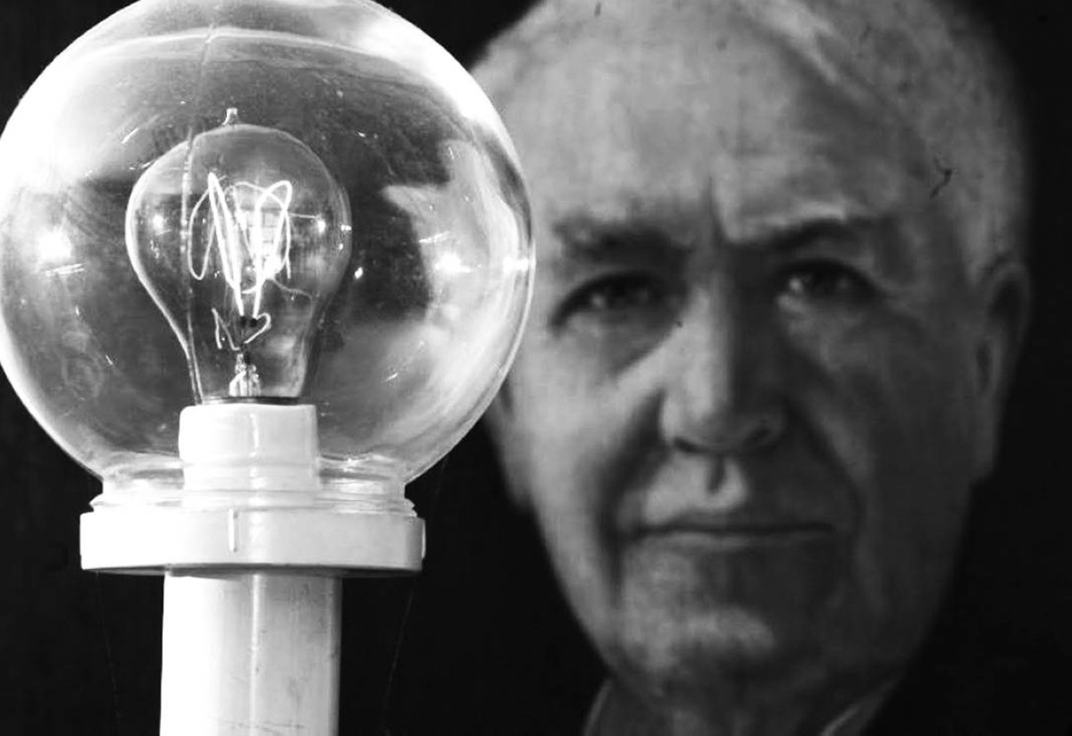 1883 -  توماس إديسون يضع أول نظام إضاءة كهربائي في الخدمة.