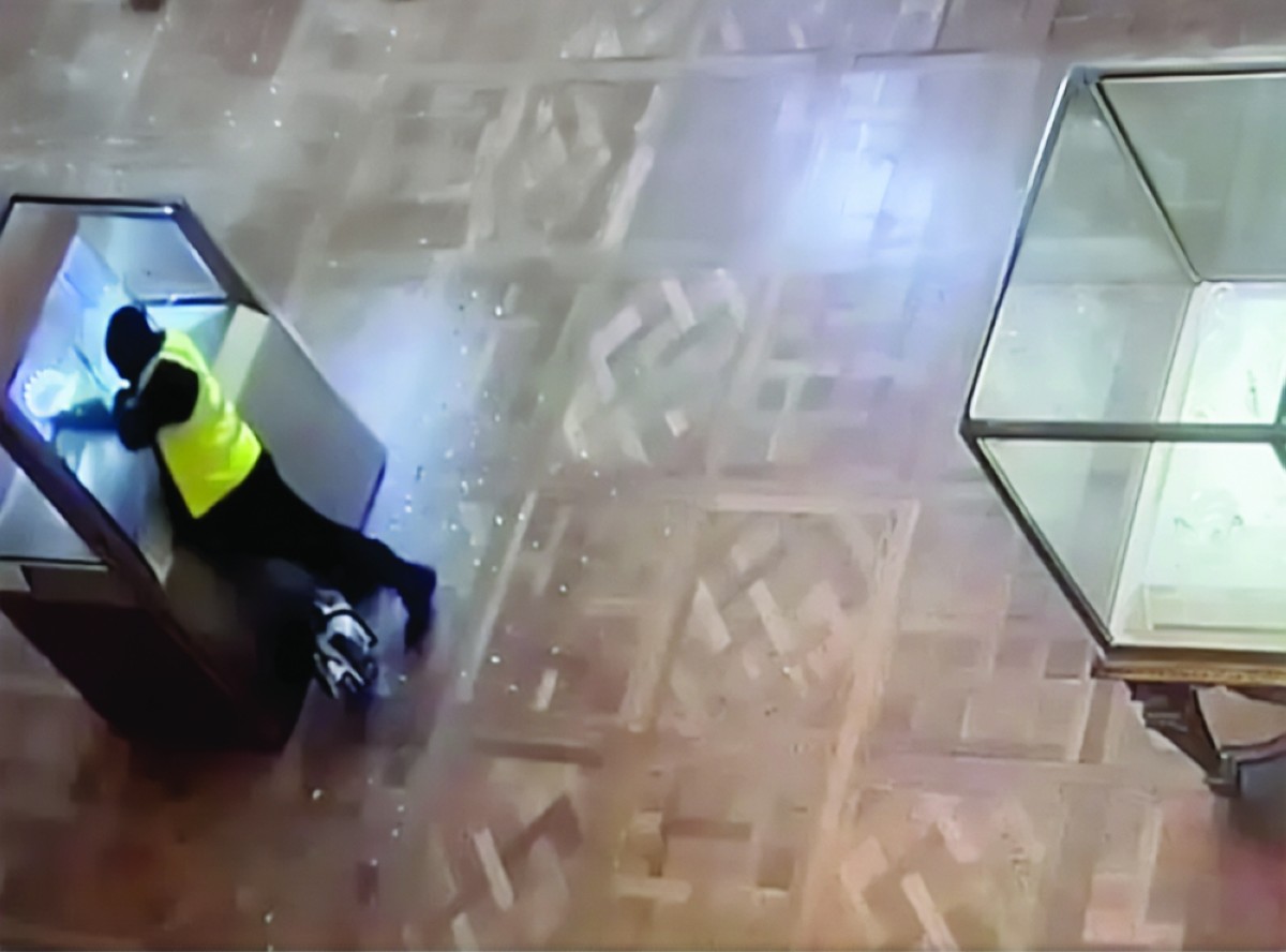 تفاصيل جديدة «مدهشة» حول سرقة مجوهرات متحف اللوفر