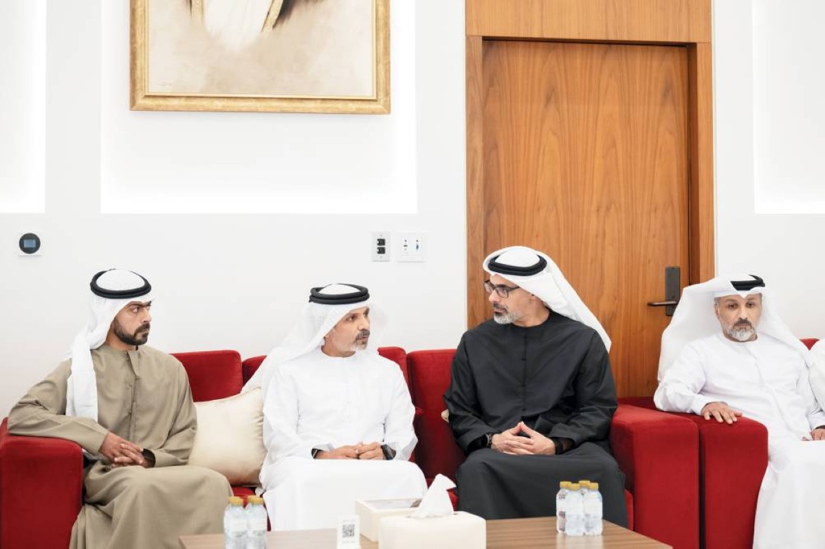 خالد بن محمد خلال تقديم واجب العزاء في وفاة فاطمة المنصوري بحضور خليفة بن طحنون 