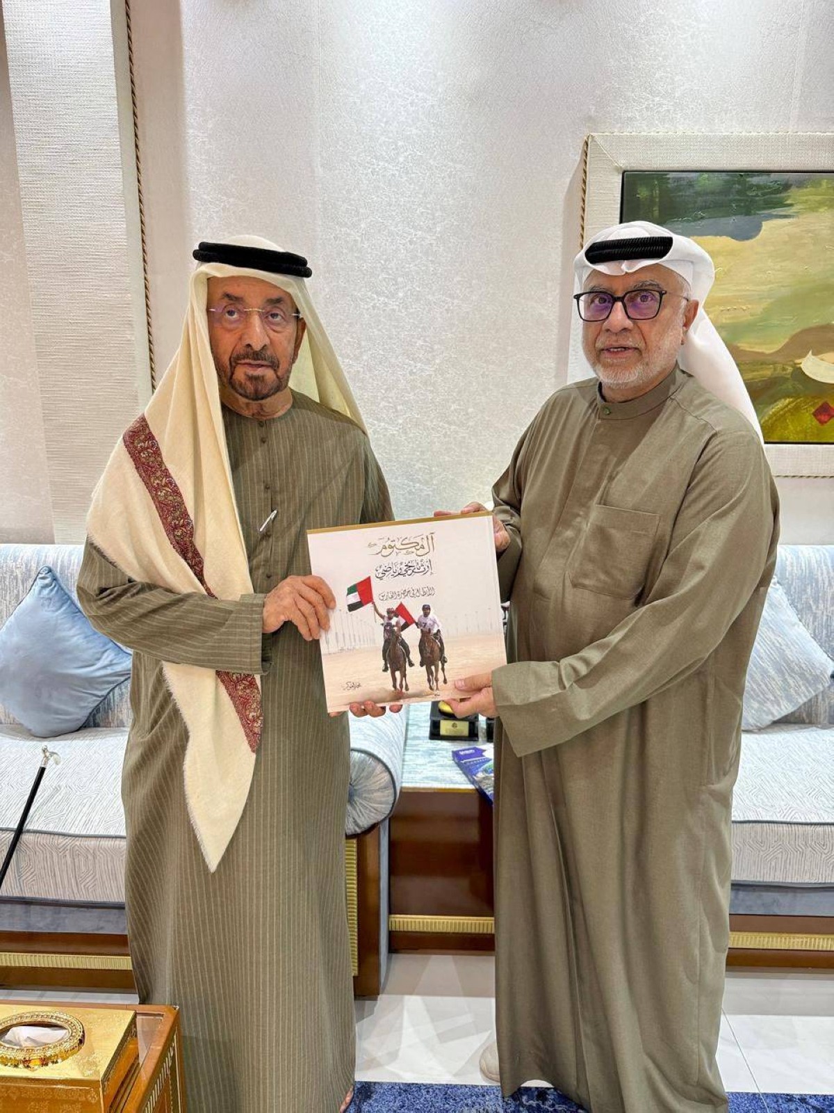 محمد بن خليفة يتسلم كتاب "إرث آل مكتوم تاريخ رياضي.. الأبطال في حضرة الفارس"