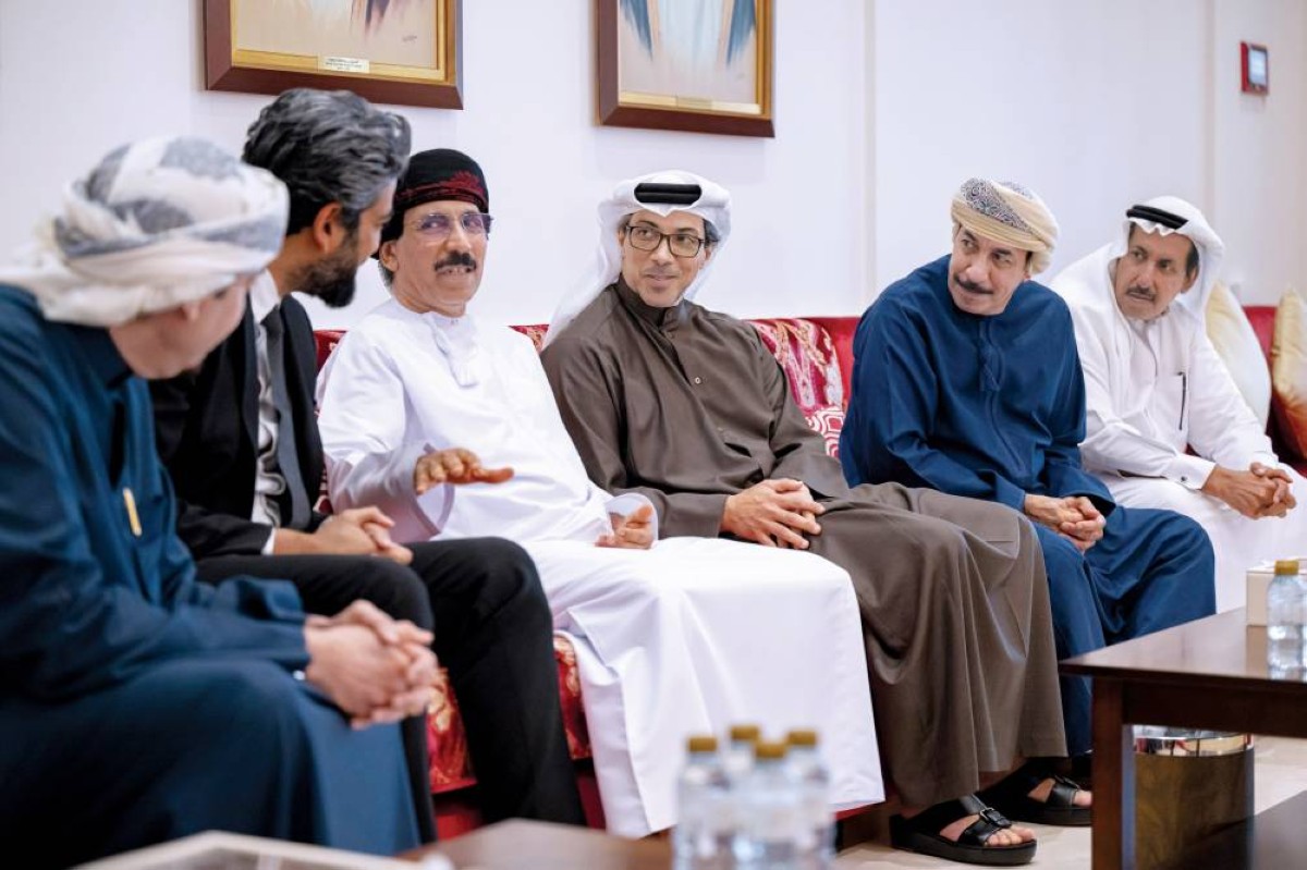 منصور بن زايد خلال تقديم واجب العزاء