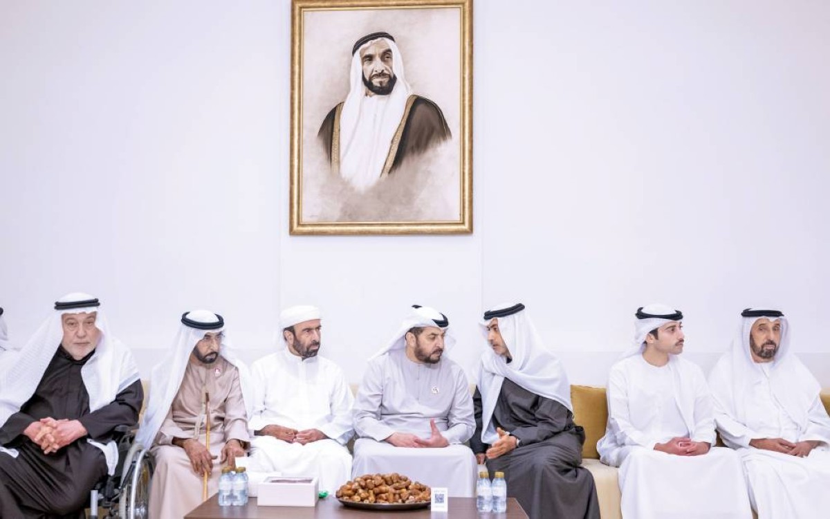 حمدان بن زايد خلال تقديمه واجب العزاء بحضور ياس بن حمدان 