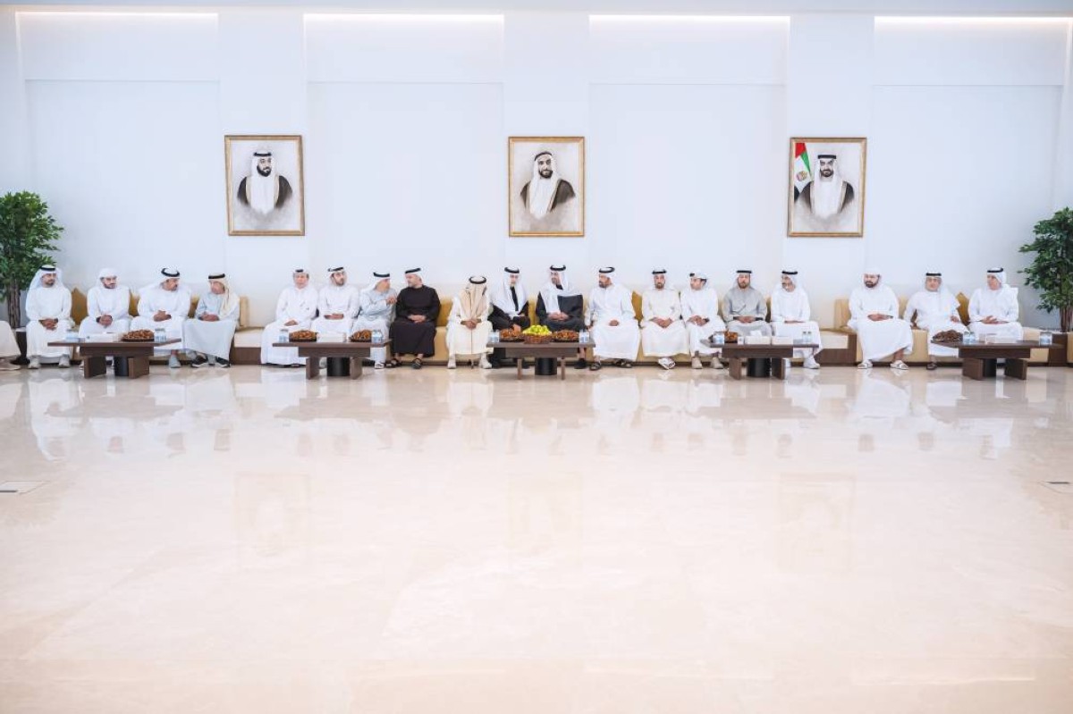 محمد بن زايد خلال العزاء بحضور محمد بن حمد بن طحنون 
