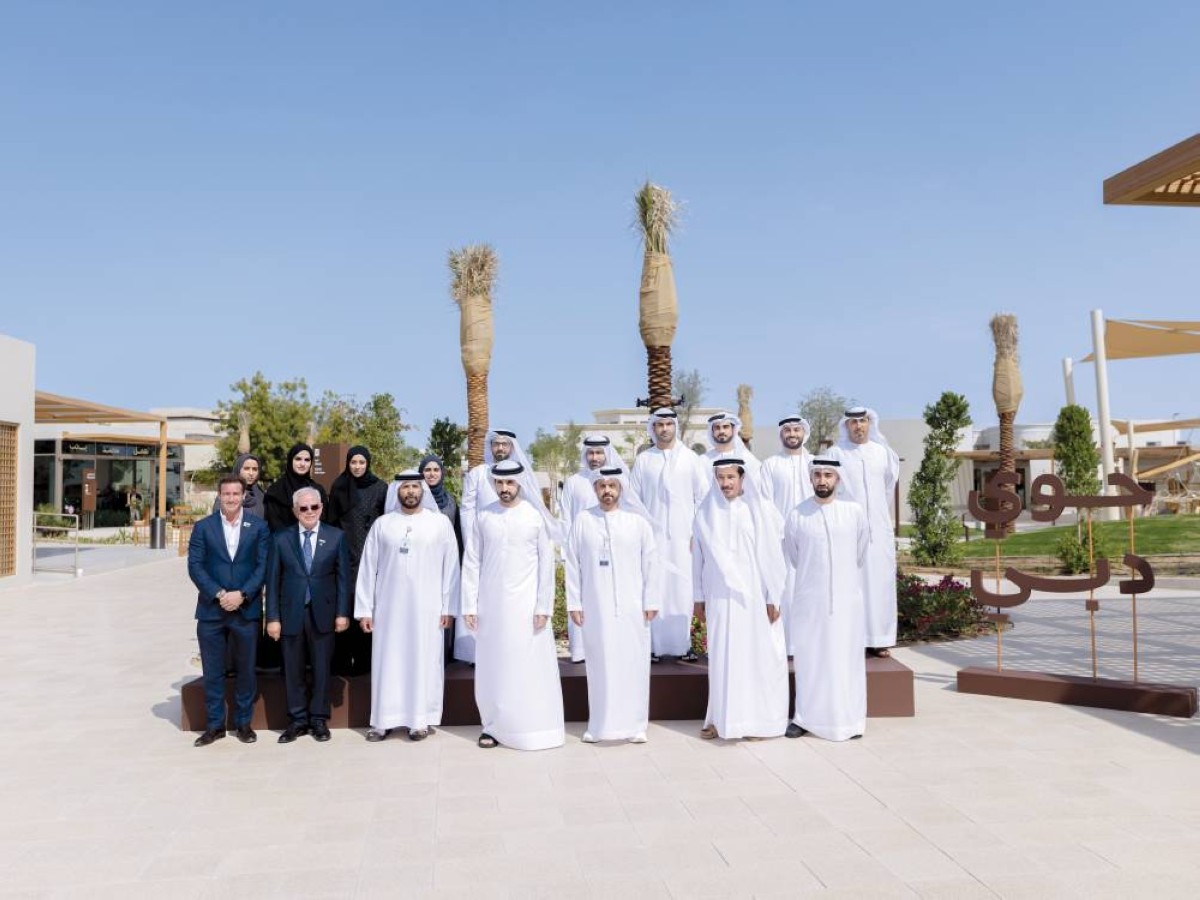 حمدان بن محمد متوسطاً مروان بن غليطة وفريق «حوي ند الشبا» 