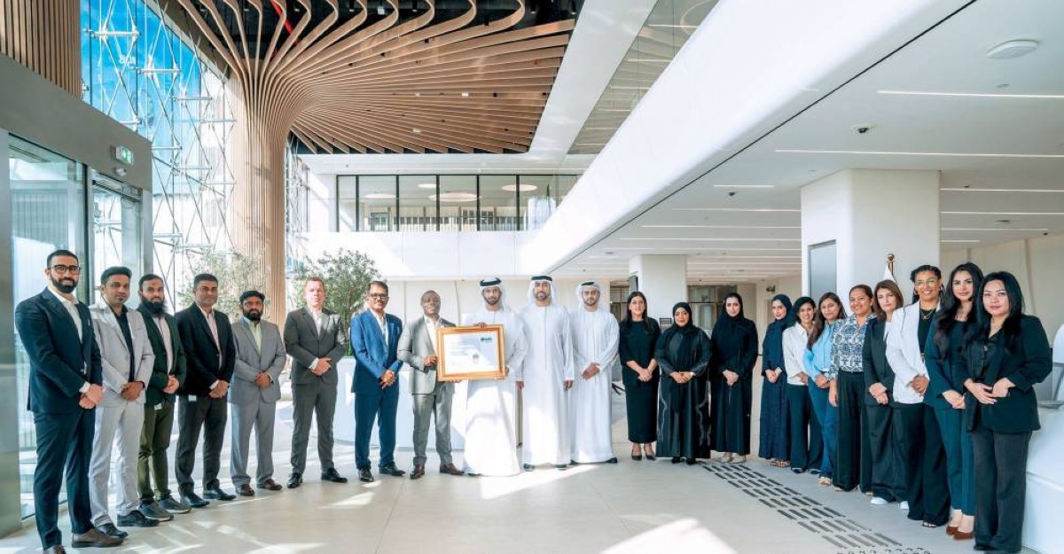 ناصر النيادي خلال تسلمه شهادة الاعتماد بحضور كبار المسؤولين