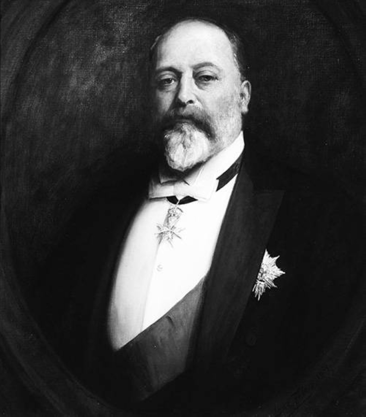 1901 تنصيب إدوارد السابع ملكاً على المملكة المتحدة بعد وفاة والدته الملكة فيكتوريا.
