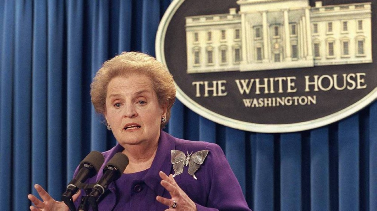 1997 مادلين أولبرايت تتولى رسمياً منصب وزير الخارجية في الولايات المتحدة.
