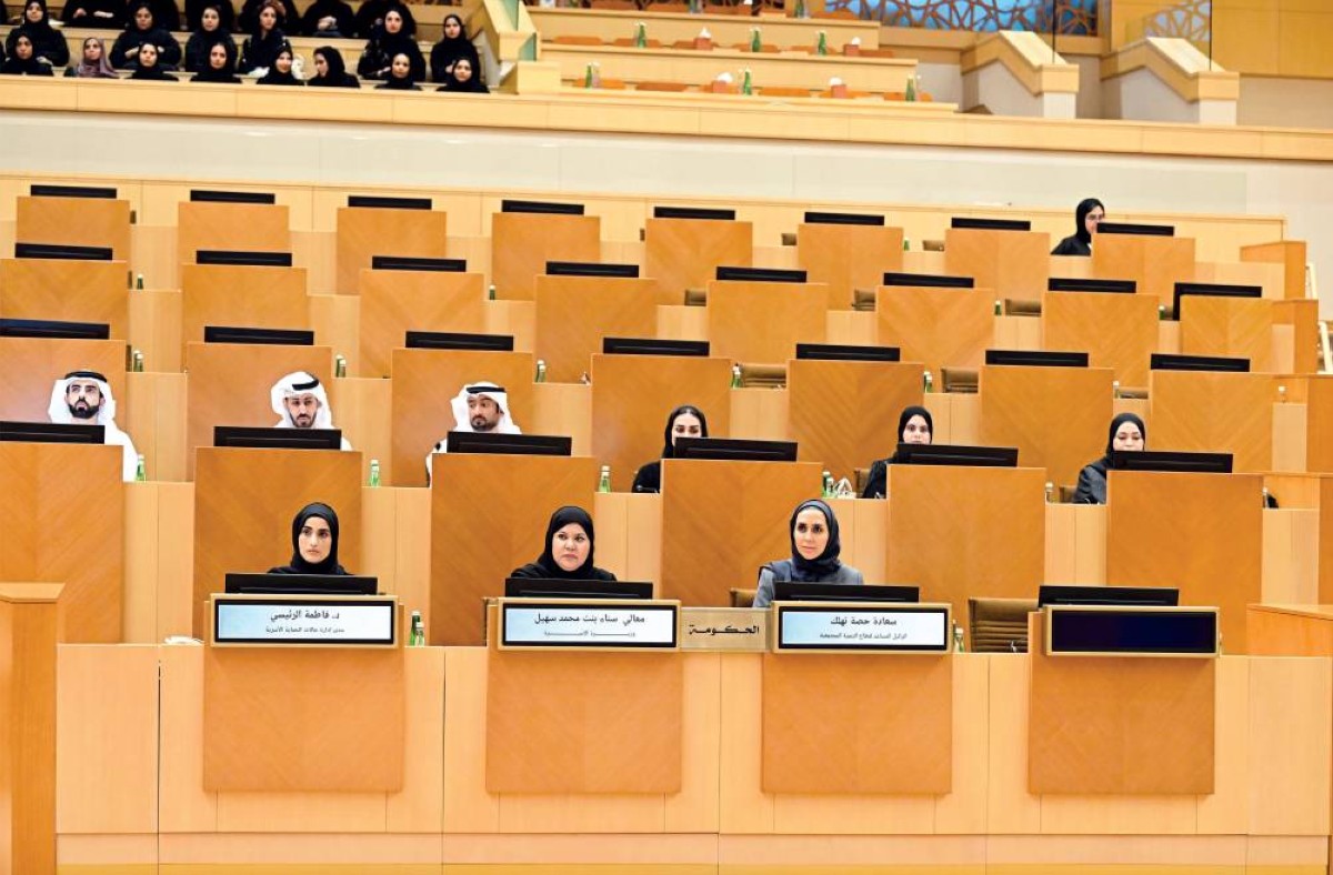 سناء سهيل وفريق وزارة الأسرة خلال جلسة المجلس