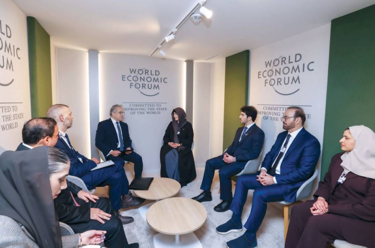 لطيفة بنت محمد ومحمد بن راشد بن محمد ومحمد القرقاوي وسارة الأميري وخالد العناني خلال اللقاء