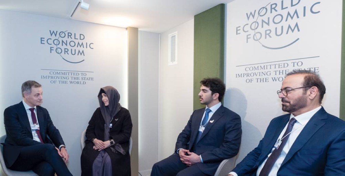 لطيفة بنت محمد ومحمد بن راشد بن محمد ومحمد القرقاوي وألكسندر دي كرو خلال اللقاء