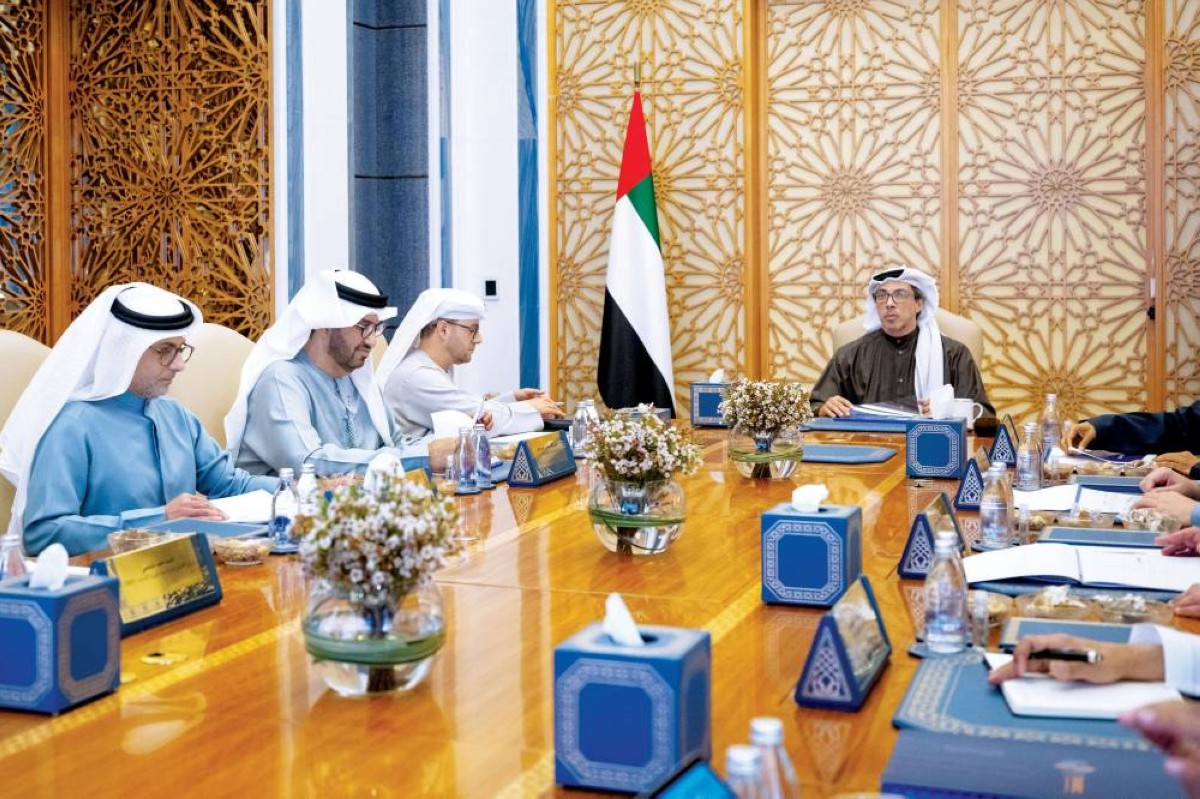 سموه خلال ترؤسه الاجتماع بحضور سلطان الجابر وأحمد المزروعي وجاسم الزعابي