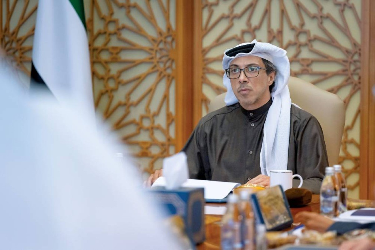 منصور بن زايد خلال ترؤسه الاجتماع