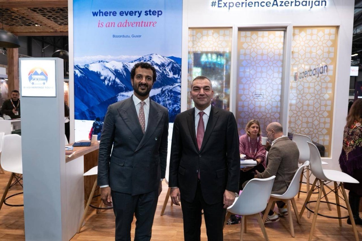 عبدالله بن طوق خلال جولة في المعرض 