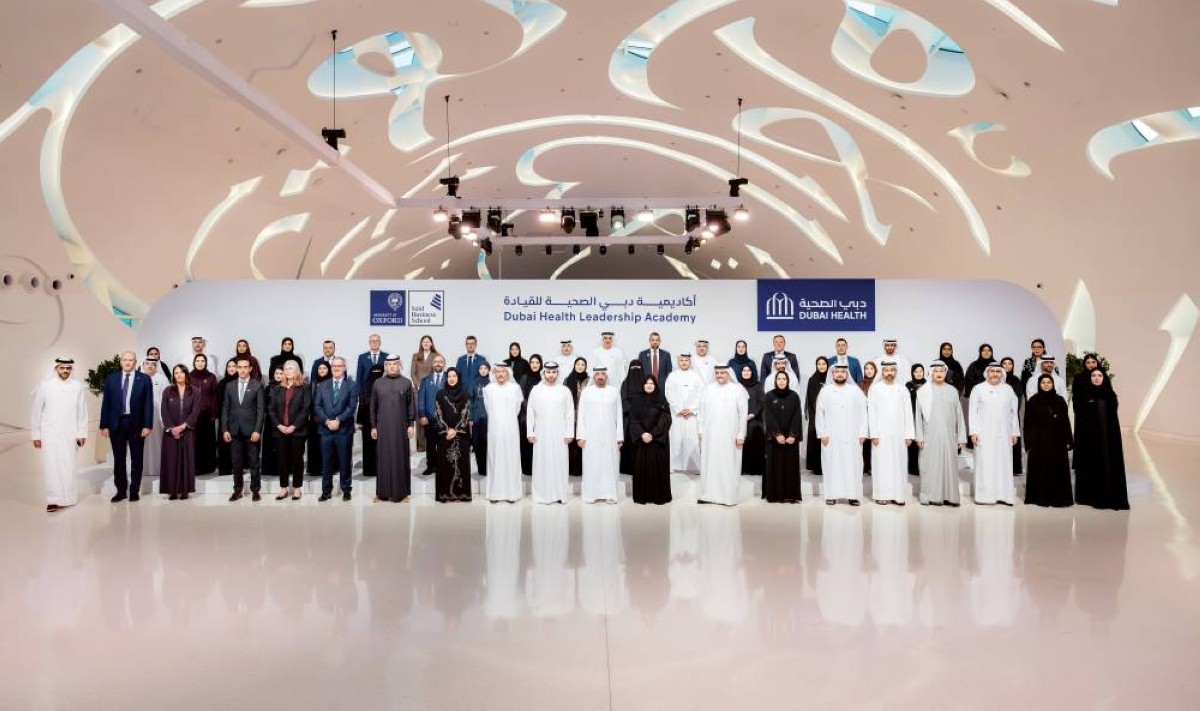 أحمد بن سعيد ومنصور بن محمد في لقطة تذكارية مع الخريجين بحضور رجاء القرق وعلوي الشيخ وعامر شريف وعامر الزرعوني