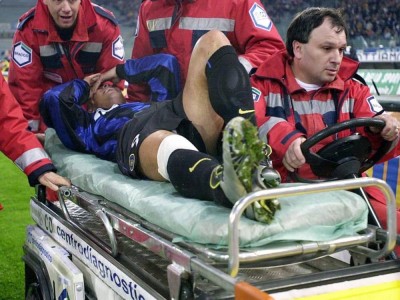 صرخات هزت الملاعب.. أسوأ 10 إصابات في تاريخ كرة القدم