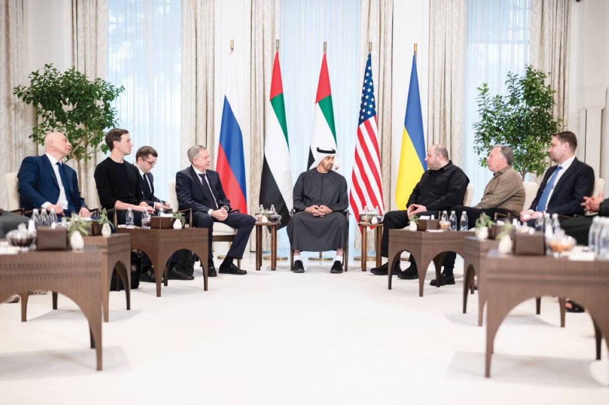 رئيس الدولة خلال لقائه رؤساء الوفود المشاركة في المحادثات الثلاثية