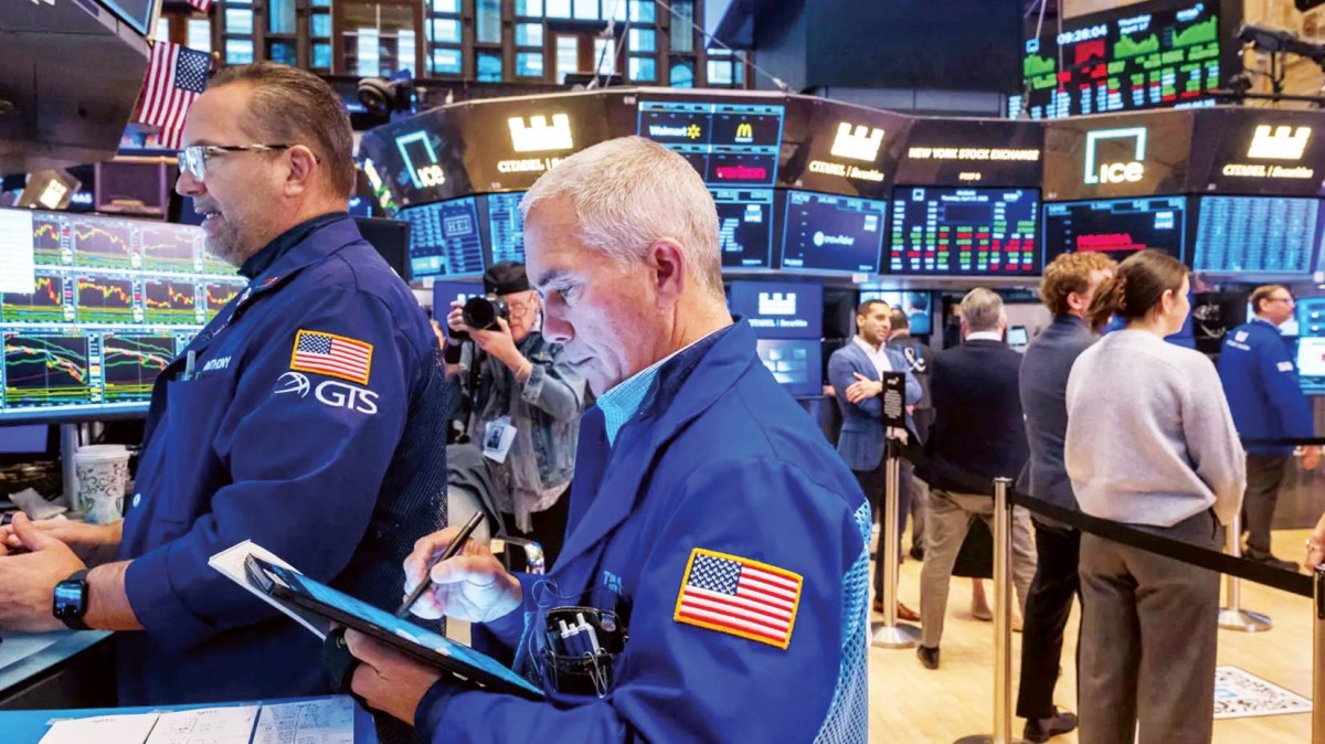 مستثمرون يتابعون حركة مؤشرات «وول ستريت» 