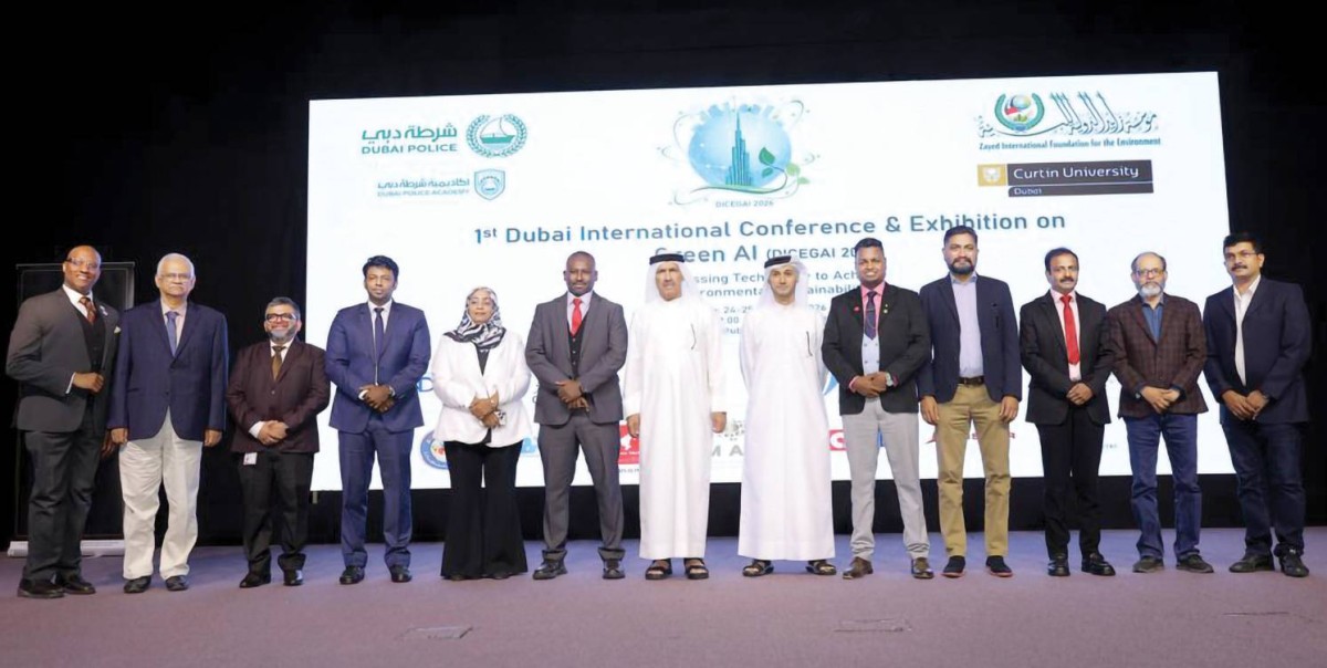 محمد أحمد بن فهد متوسطاً المسؤولين خلال المؤتمر