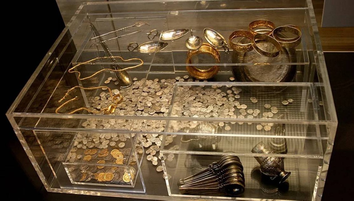 من مطرقة لثروة بالملايين.. اكتشاف خامس أغلى كنز في العالم بالصدفة!