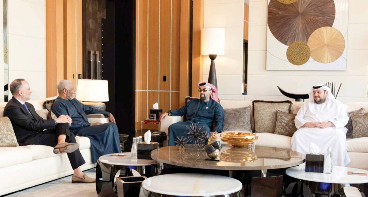 طحنون بن زايد خلال لقاء روبرت سميث بحضور محمد السويدي