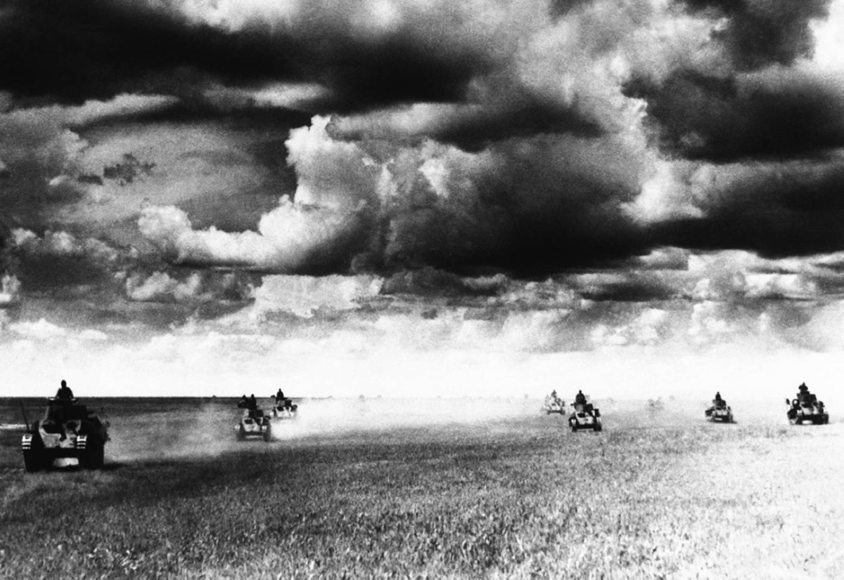 1972 - توقيع اتفاقية صلح بين اليابان والاتحاد السوفييتي تضع حداً لعداء دام ربع قرن.