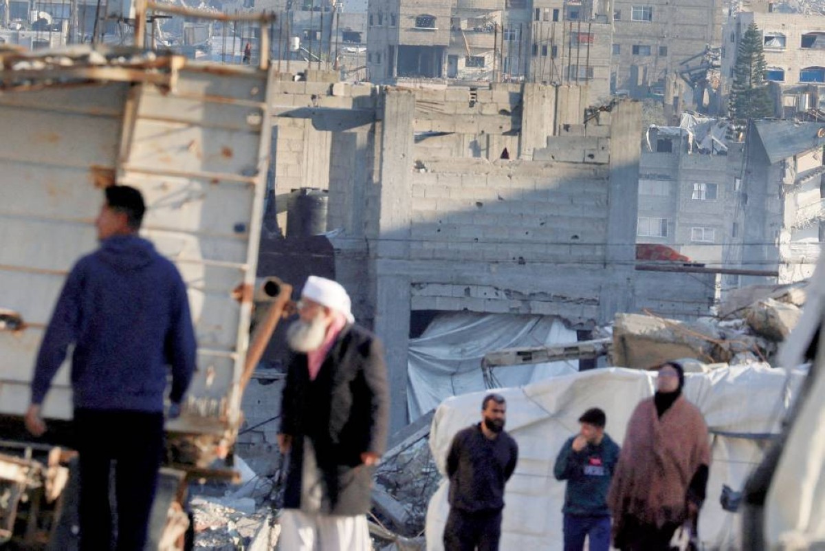 فلسطينيون يمرون بجانب ما يعرف باسم الخط الأصفر الذي يفصل المناطق التي تحتلها إسرائيل عن بقية قطاع غزة